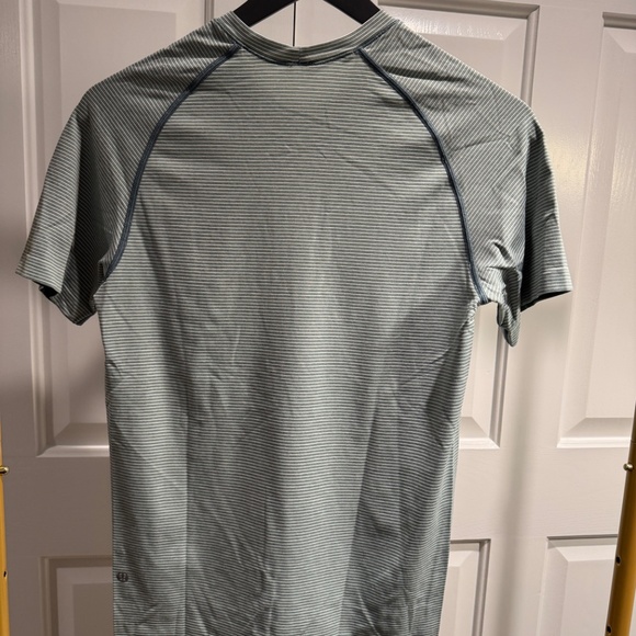 Lululemon Men’s Athletic Shirt - Size XS,Tailored Fit - Picture 2 of 3